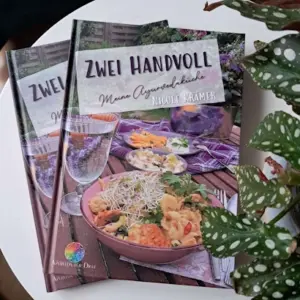 Zu sehen ist das Buchcover von Nicole Krämers Buch "Zwei Handvoll - Meine Ayurvedaküche"