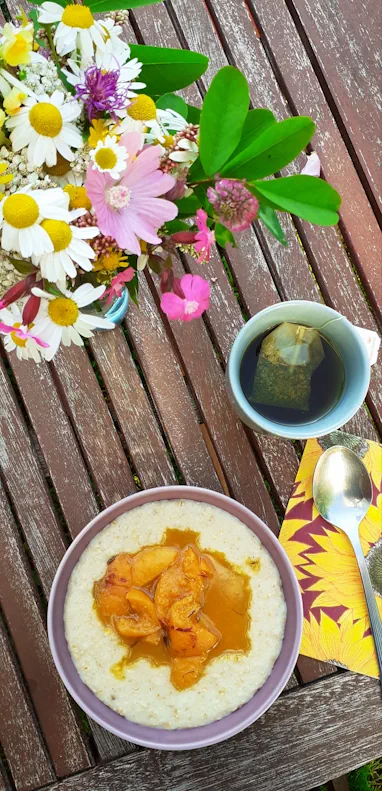 ein gedeckter Tisch mit HaferPorridge von Nicole Krämer